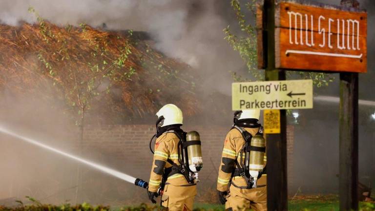 De brandweer bij de Museumboerderij in Heeswijk-Dinther (foto: Bart Meesters).