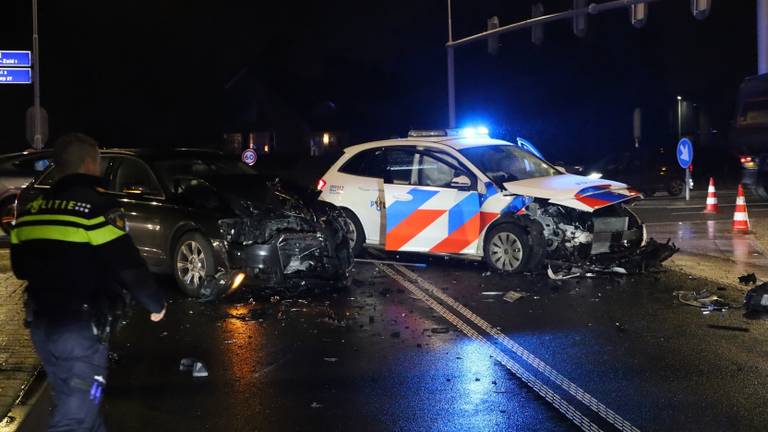 Politiewagen botst met auto op weg naar melding, agent gewond