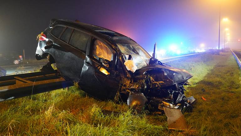 Auto slaat over de kop na botsing op A58, bestuurder zwaargewond