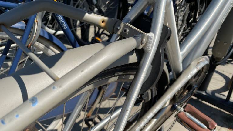Een fiets met een doorgeknipt slot.