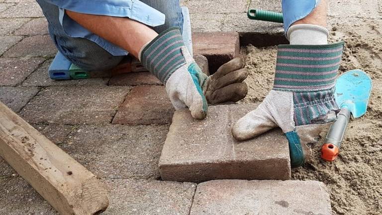 In plaats van de tegels moeten vrolijke bloemen en planten komen.