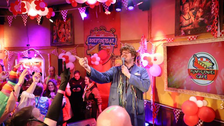 Lamme Frans in het Fijnfisjenie Café (foto: Omroep Brabant).