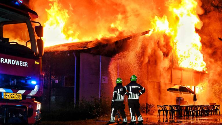 Brand op terrein Beekse Bergen, vlammen slaan metershoog uit loods