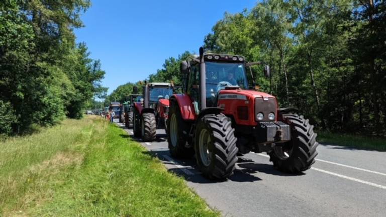 Boeren op weg naar het protest in Stroe (Foto: Arie Meijer)