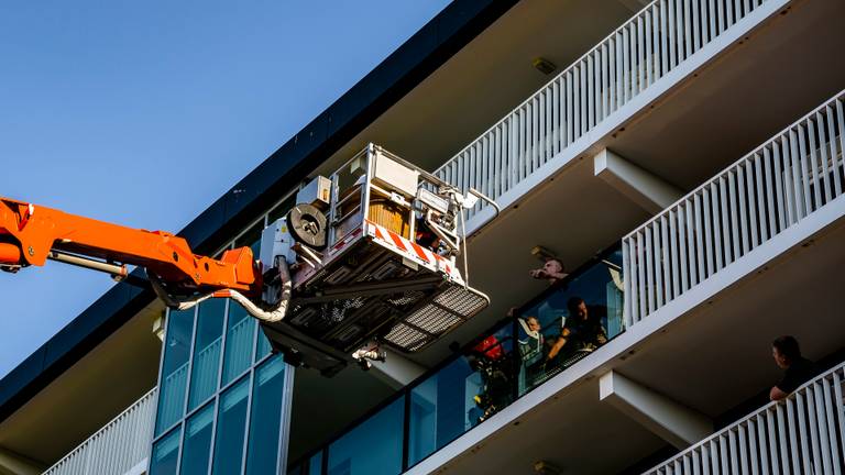 Lift kapot, dus brandweer brengt vrouw en scootmobiel naar boven