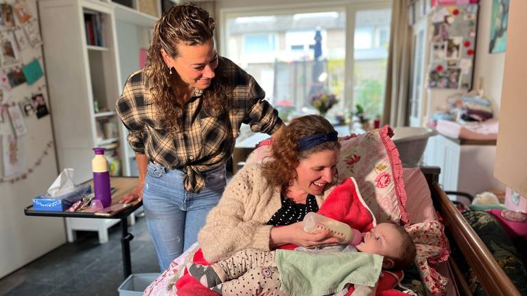 Jolanda kan haar baby'tje amper verzorgen, daarom krijgt ze een jaar hulp