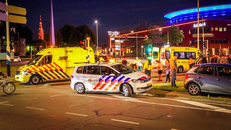 Politie, ambulancepersoneel en nieuwsgierigen op de plek waar de scooter werd aangereden (foto: Perry Roovers/SQ Vision Mediaprodukties).