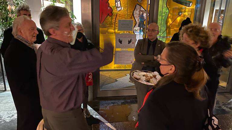 Boze omwonenden van Heesch-West delen koffie en cake uit aan de raadsleden (foto: Jan Peels) 