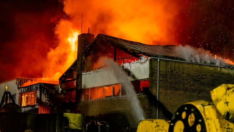 Grote brand verwoest loods op bedrijventerrein in Werkendam