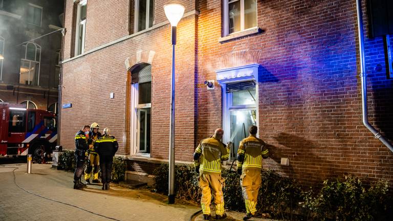De brandweer bij het huis aan de Tuinstraat in Tilburg (foto: Jack Brekelmans).