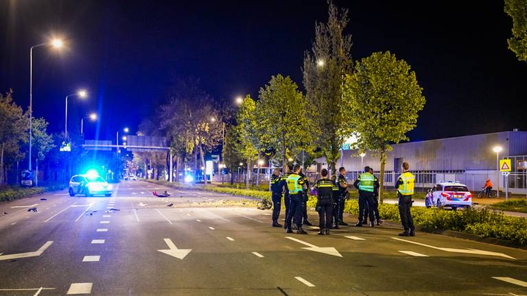 De Meerenakkerweg in Eindhoven werd na het ongeluk een groot deel van de nacht afgesloten (foto: Sem van Rijssel/SQ Vision).
