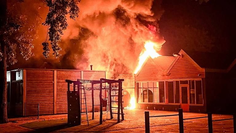 Basisschool Het Baken aan De Vlasakkers stond 25 september 2021 in brand. (Foto: Gabor Heeres/SQ Vision)