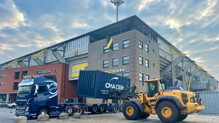 De hekken werden gestut met zeecontainers (foto: Raoul Cartens).