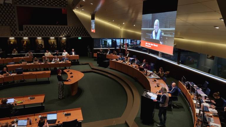 Gedeputeerde Van der Horst wordt bevraagd door Nikky Hamerslag van de Partij voor de Dieren (foto: Rick Lemmens)