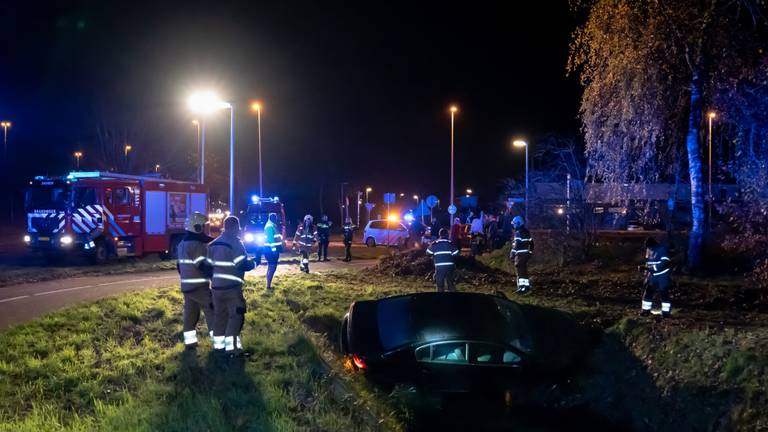 De man vloog met zijn auto uit de bocht en belandde in een sloot (foto: Iwan van Dun/SQ Vision).