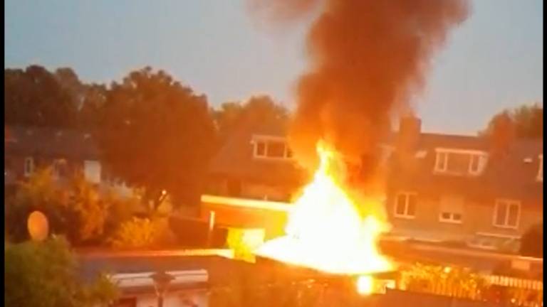 De brand in Eindhoven brak rond halfacht maandagochtend uit. 