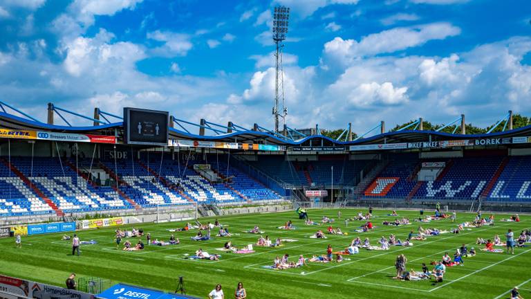 Vierhonderd Willem II-supporters picknicken op het heilige gras (foto: Pitchnick013).