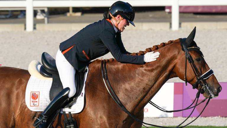 Sanne Voets is blij met haar paard Demantur (foto: ANP 2021/Jurjen Engelsman).