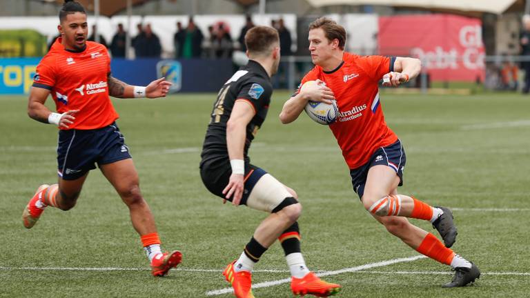 Daan van der Avoird (rechts) tijdens een interland in 2023 (foto: Gerard Spaans Sportsphotography / Orange-Pictures).