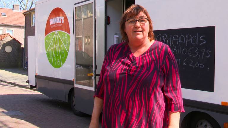 Tonneke bij haar rijdende winkel (foto: Noël van Hooft).