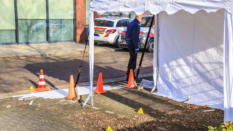 De politie doet zaterdag onderzoek bij de coronatestlocatie in Beek en Donk (foto: Harrie Grijseels/SQ Vision).