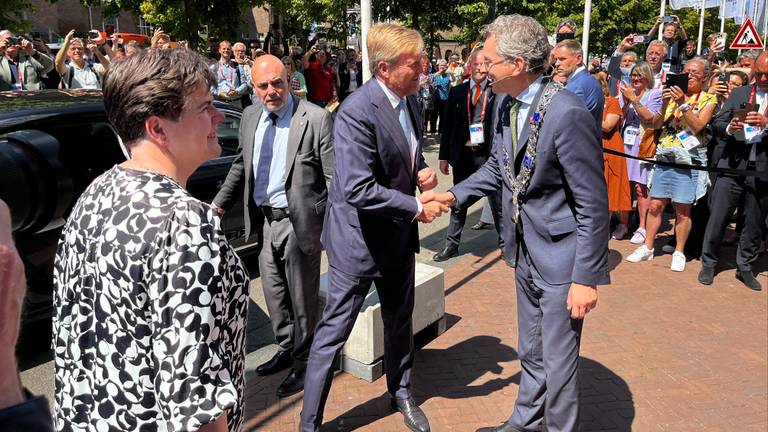 Koning Willem-Alexander schudt de hand van burgemeester Dijsselbloem (foto: Rogier van Son).