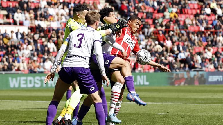 Vinícius in duel met RKC-spelers Adewoye, Meulensteen en Vaessen