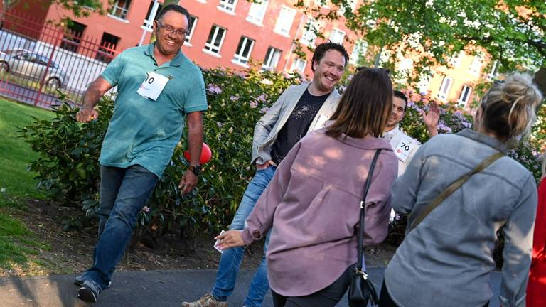 Wandelend de ware vinden; deze vrijgezellen gaven het een kans
