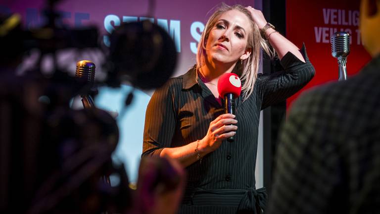 Lilian Marijnissen spreekt het publiek toe in Oss (foto: ANP/Rob Engelaar)