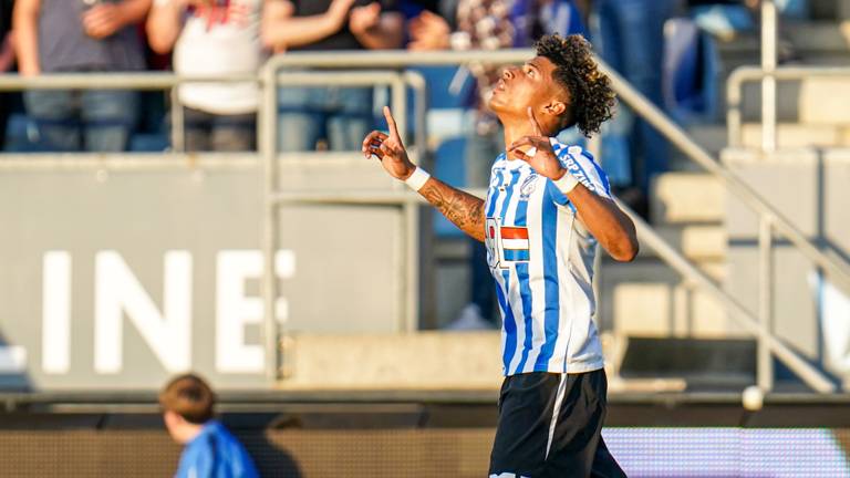 Charles-Andreas Brym viert zijn doelpunt tegen De Graafschap (foto: Orange Pictures).