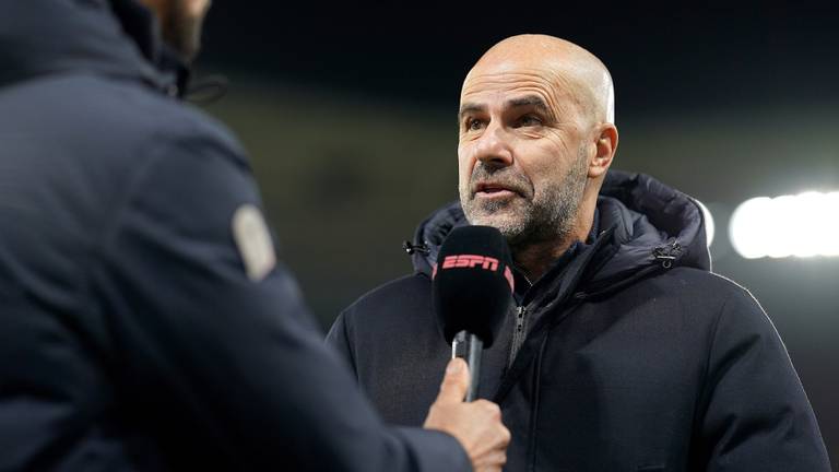 Peter Bosz voor de camera van ESPN (foto: ANP/Ed van de Pol).