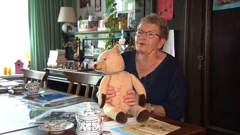 Paula met de beer die ze op haar eerste verjaardag kreeg, in het kamp bewaarde haar moeder er sieraden en geld in. 