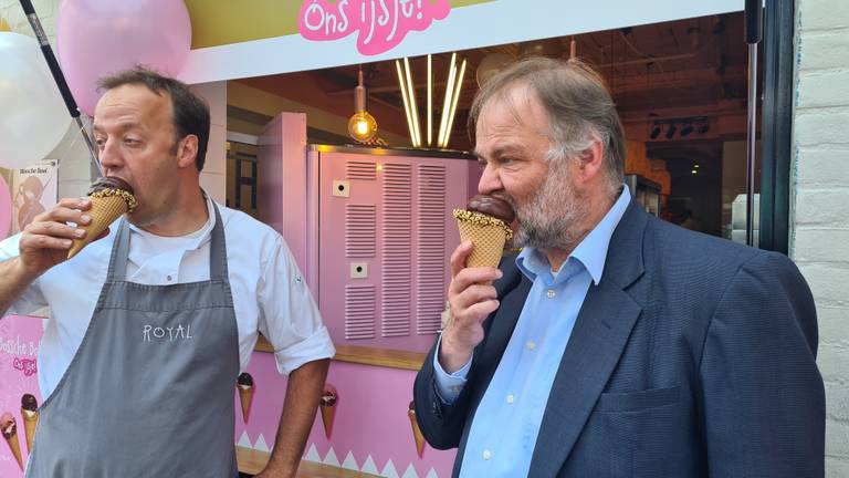 Het eerste Bossche Bol-ijsje is voor wethouder Jan Hoskam (foto: Noël van Hooft)