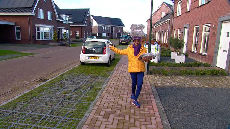 Abigail brengt kranten rond op haar hoofd