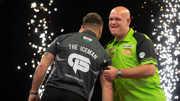 Michael van Gerwen feliciteert Gerwyn Price (foto: Simon O'Connor/PDC).