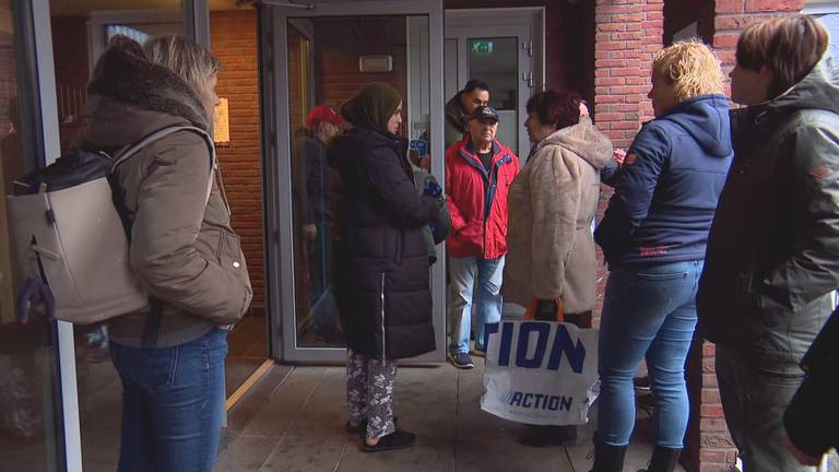 Gedupeerde bewoners bij de ingang van het appartementencomplex (foto: Omroep Brabant)