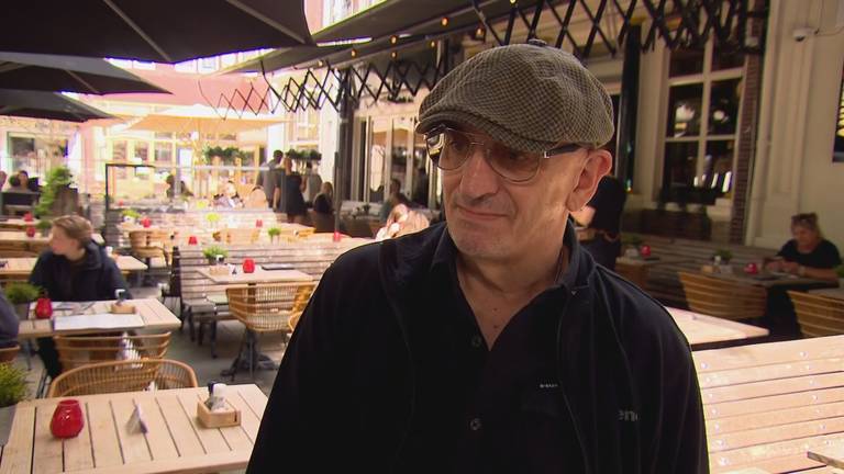 Rob Michielsen op het terras van brasserie Anvers (beeld: Omroep Brabant).