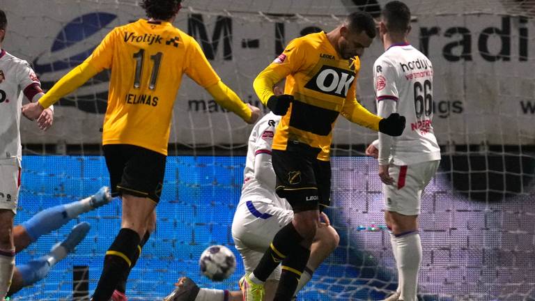 Jeredy Hilterman (NAC) viert zijn treffer tegen Telstar (Foto: Orange Pictures)