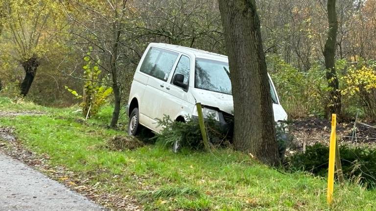 Het busje botste op de boom naast de Boekelsedijk in Zeeland (foto: Marco van den Broek/SQ Vision).