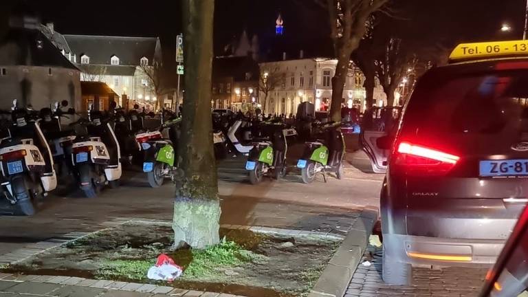 De oppikplaats voor scooters is in Breda pal naast de taxistandplaats.