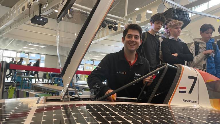 Tim van Baast bij de zonneauto (foto: Tom van den Oetelaar).