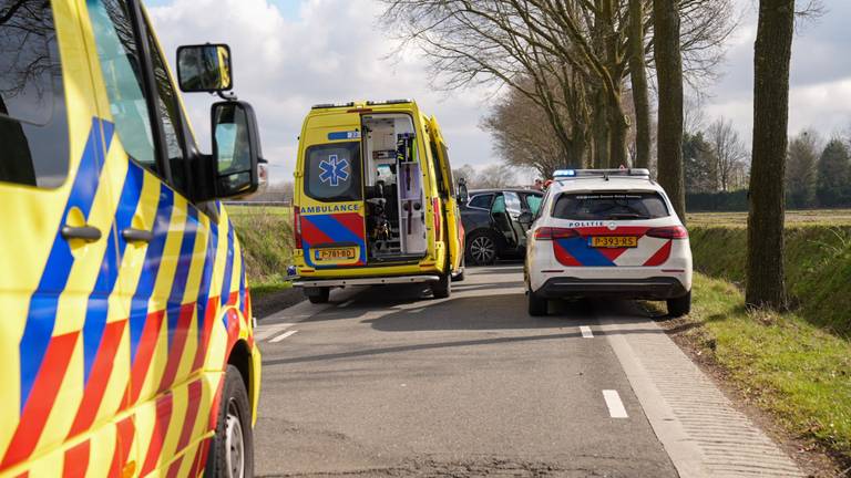 Diverse hulpdiensten werden opgeroepen na de botsing in Deurne (foto: Harrie Grijseels/SQ Vision).