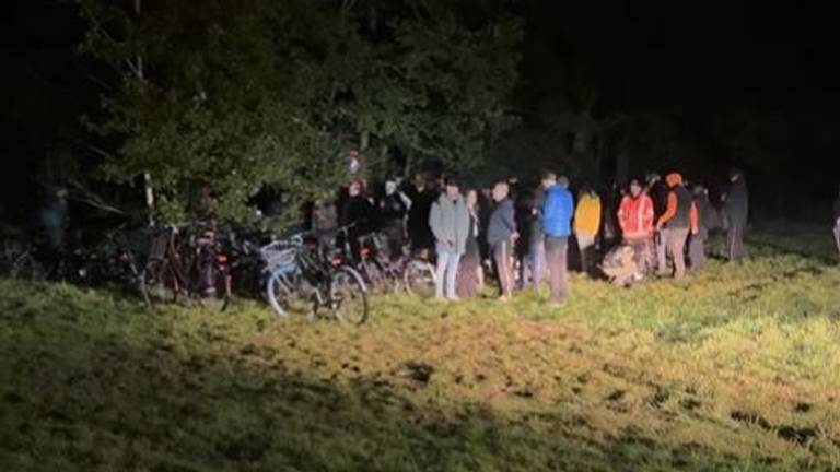 De politie stopte de illegale raveparty in de bossen bij Son (foto: Instagram politie Frans).