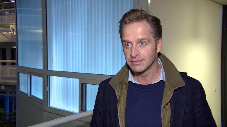 Minister Hugo de Jonge, tijdens zijn bezoek aan het ziekenhuis in Tilburg (foto: Omroep Brabant).