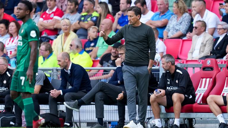 Roger Schmidt tijdens de wedstrijd PSV-Feyenoord (Foto: OrangePictures)