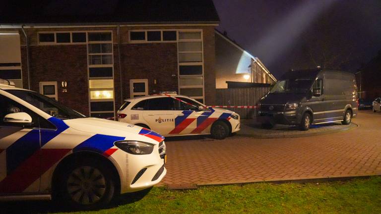 Het zwaargewonde slachtoffer lag mogelijk al uren in de tuin achter een huis aan de Dagpauwoog in Someren (foto: Harrie Grijseels/SQ Vision).