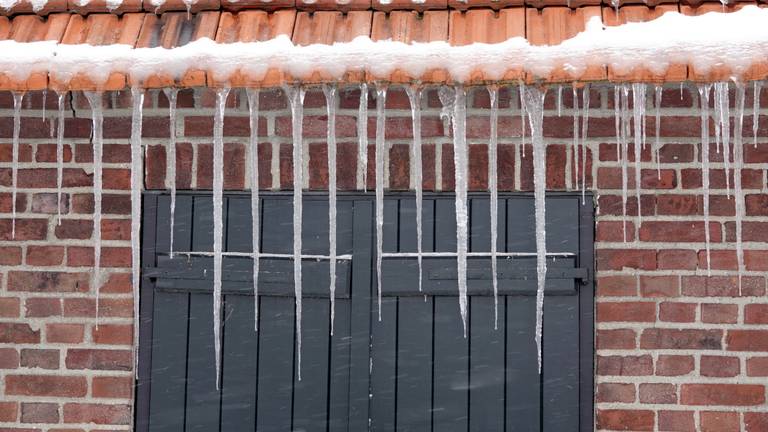Het winterse weer veroorzaakt enorme ijspegels op sommige plekken (foto: Ben Saanen).