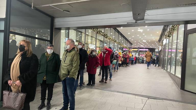 Boosterprik zorgt voor lange dubbele rijen in Eindhoven 