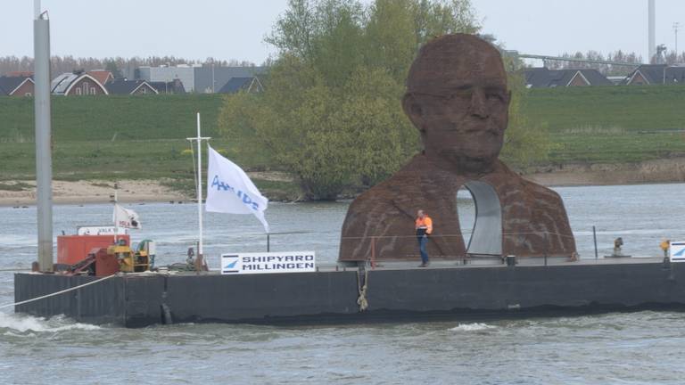 Beeld van Gerard Philips onderweg op de Waal naar Eindhoven (foto: Jan Peels)