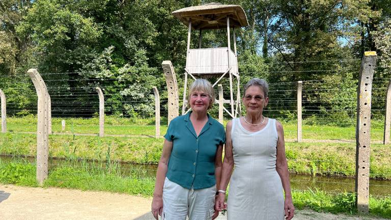 Marijke (links) schreef een boek over interneringskamp Vught. Daarin staat het verhaal van Tanja (rechts) die er is geboren (foto: Megan Hanegraaf).